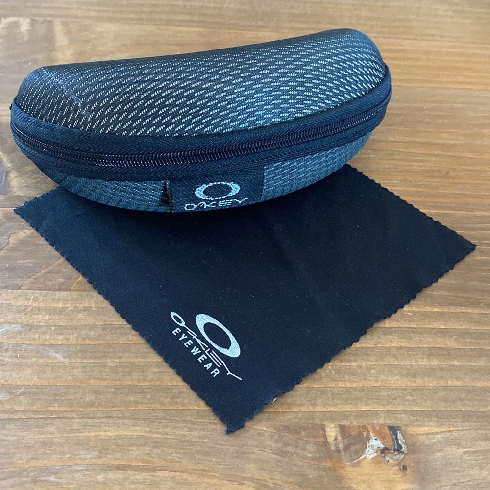 Oakley Eyeglasses Zippered Case, with cleaning cloth
